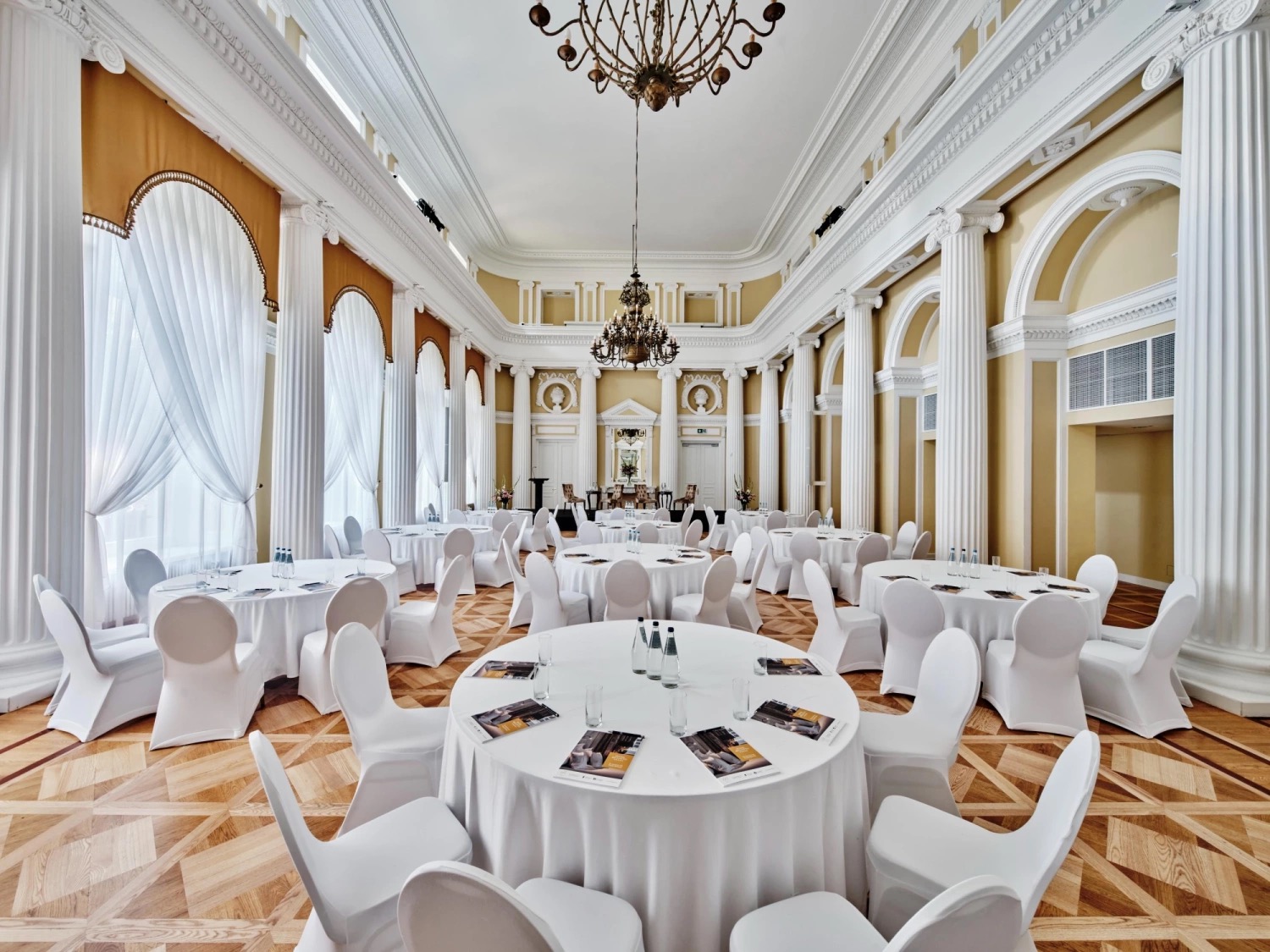 Wnętrze Sali Kolumnowej w Hotelu Bellotto